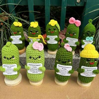 Un buen precio. Muñeca de pepinillo de pepino emocional, energía positiva bonita, muñeca de ganchillo tejida a mano, alivio del estrés, regalo creativo, juguete hecho a mano Amigurumi en línea