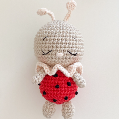 Un buen precio. Lindo mini crochet bebé mariquita juguete suave amigurumi abeja muñeca con tela de algodón orgánico relleno de algodón PP forro de malla en línea