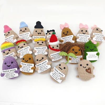 Un buen precio. 200 estilos texto personalizado hecha a mano Kawaii crochet pepinillos flores positivas papas apoyo emocional animales de crochet muñeca en línea