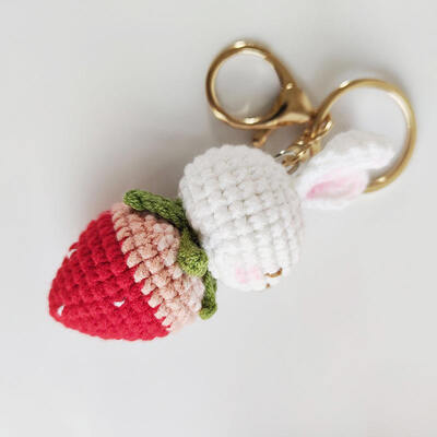Un buen precio. Crochet Strawberry Bunny Keychain Tricot Creativo Tejido Hecho a mano Conejo Tierno Carrot Muñeca Bolsa Accesorios Clavier de Plush en línea