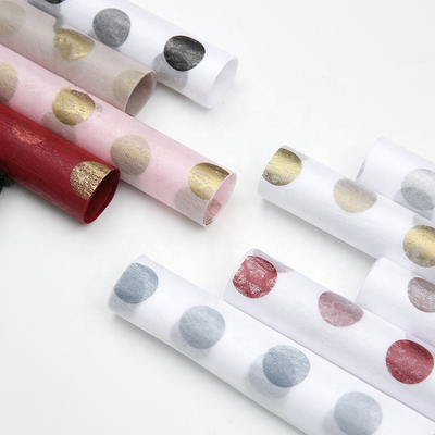 Un buen precio. El papel de embalaje de Dot Pattern Eco-Friendly Nonwoven Florist de la polca cubre los 60cm*60cm en línea