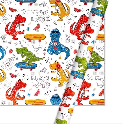 Un buen precio. Rollo de papel del papel de regalo reciclable 60Gsm para el embalaje decorativo en línea