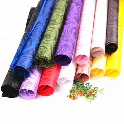 Un buen precio. 3D reciclable grabó en relieve a las tarjetas del día de San Valentín no tejidas Rose Gift Wrapping Paper Roll los 58cm en línea