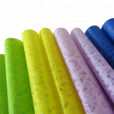 Un buen precio. 3D grabó en relieve el abrigo amistoso los 58cm*10m de la flor de Wrapping Paper Eco del florista no tejido en línea