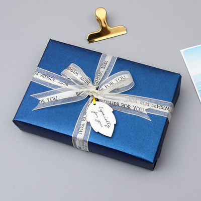 Un buen precio. El llano iridiscente de la perla coloreó el rollo 120gsm Eco del papel del papel de regalo amistoso en línea