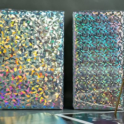 Un buen precio. Rollo de papel del papel de regalo de la prenda impermeable del diseño del holograma ningún pegamento en línea