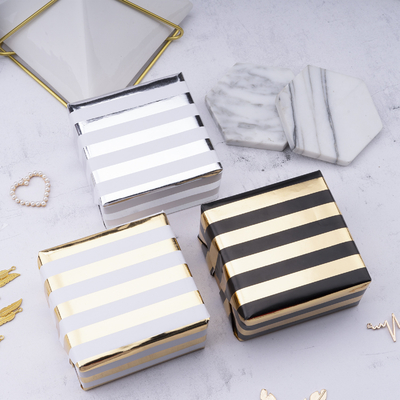Un buen precio. Hojas de papel rayadas de plata de oro 85GSm de embalaje del regalo 30 pies cuadrados de papel de embalaje en línea