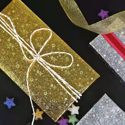 Un buen precio. Hoja brillante los 72cmx52cm del plástico del rollo del papel del papel de regalo del brillo de plata del oro en línea